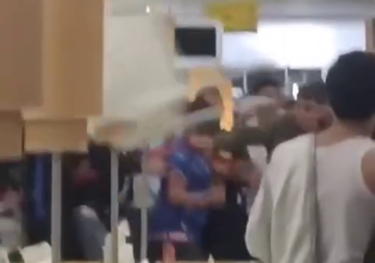 Decenas de jóvenes causan destrozos en el centro comercial Dos Mares con una pelea multitudinaria
