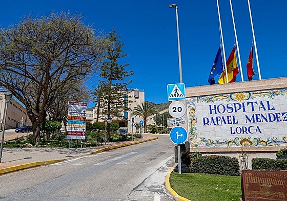 Entrada al hospital Rafael Méndez de Lorca.