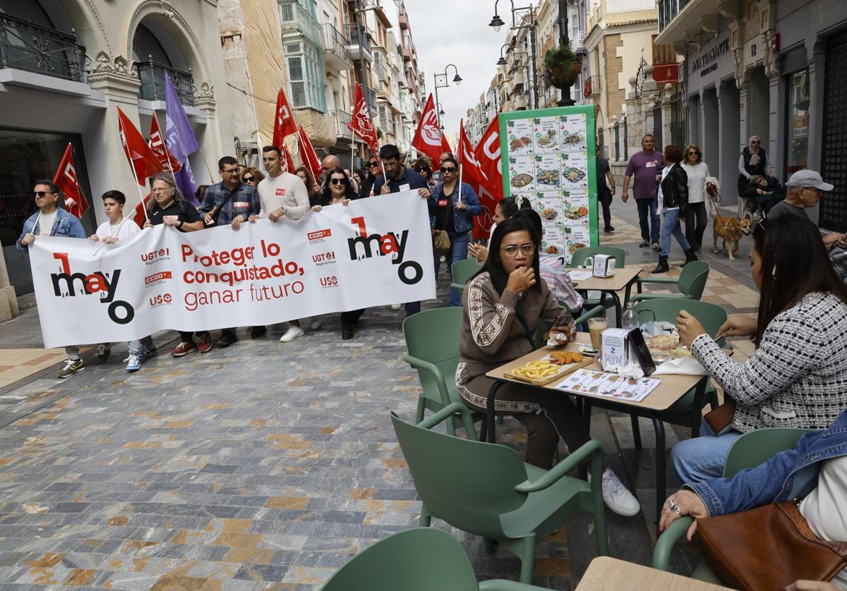 La marcha pasa este jueves junto a una terraza con turistas, este jueves.