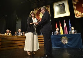Francisca Terol recibe el bastón de mando de manos de Joaquín Buendía, ayer, en el centro cultural Infanta Elena.