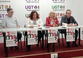 Joaquín Sánchez, Julia Martínez (USO), Paqui Sánchez (UGT) y Santiago Navarro (CC OO), ayer.