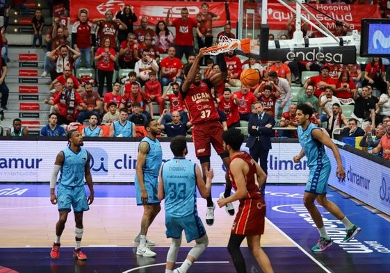 Mate a dos manos de Kostas Antetokounmpo en el partido ante el MoraBanc Andorra.