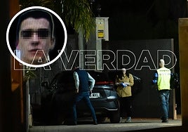 Agentes de la Policía Científica inspeccionan el lugar del crimen, este miércoles por la noche. En detalle, el detenido.