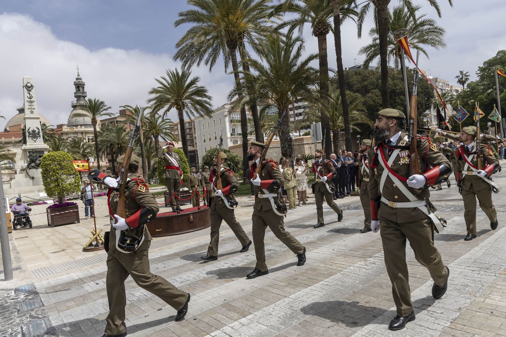El acto del Regimiento de Artillería Antiaérea, celebrado por el Dos de Mayo en Cartagena, en imágenes