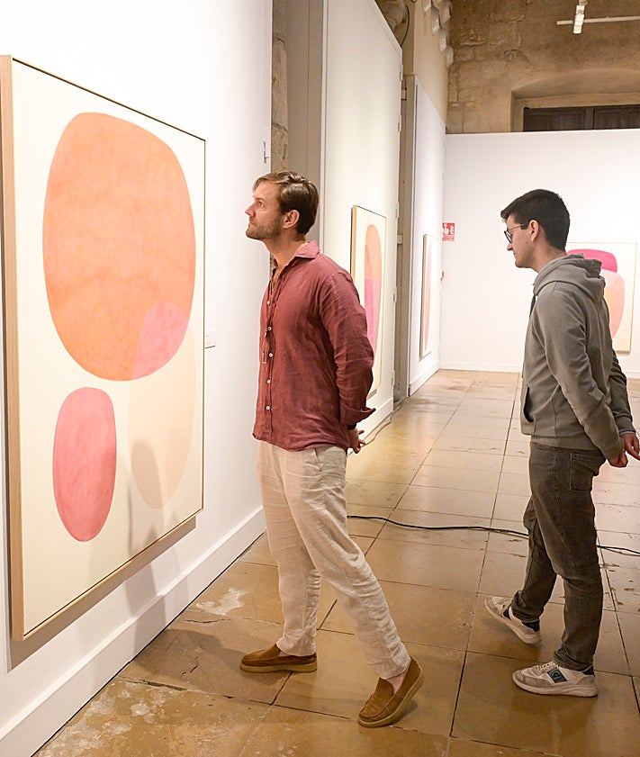 Imagen secundaria 2 - La artista, entre las comisarias, Miriam Huéscar y Noelia Ibáñez. Y visitantes en la muestra. 