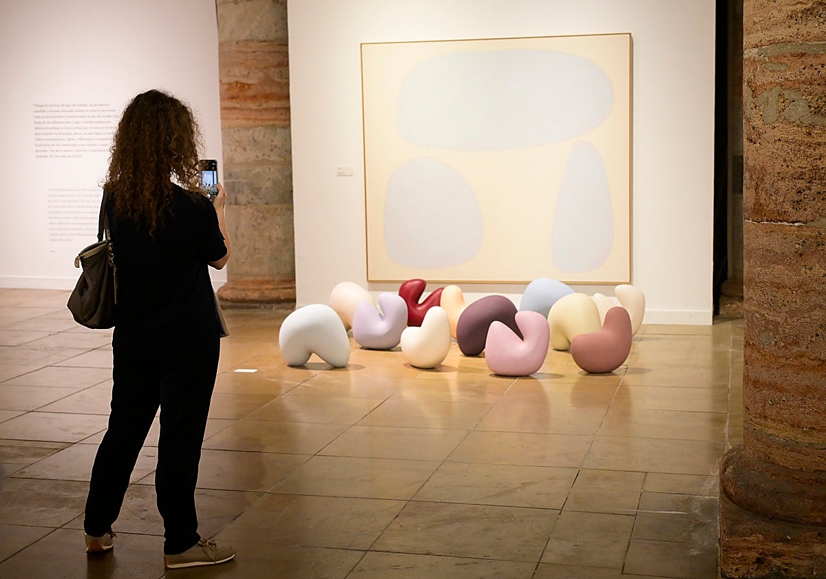 Imagen principal - La artista, entre las comisarias, Miriam Huéscar y Noelia Ibáñez. Y visitantes en la muestra. 