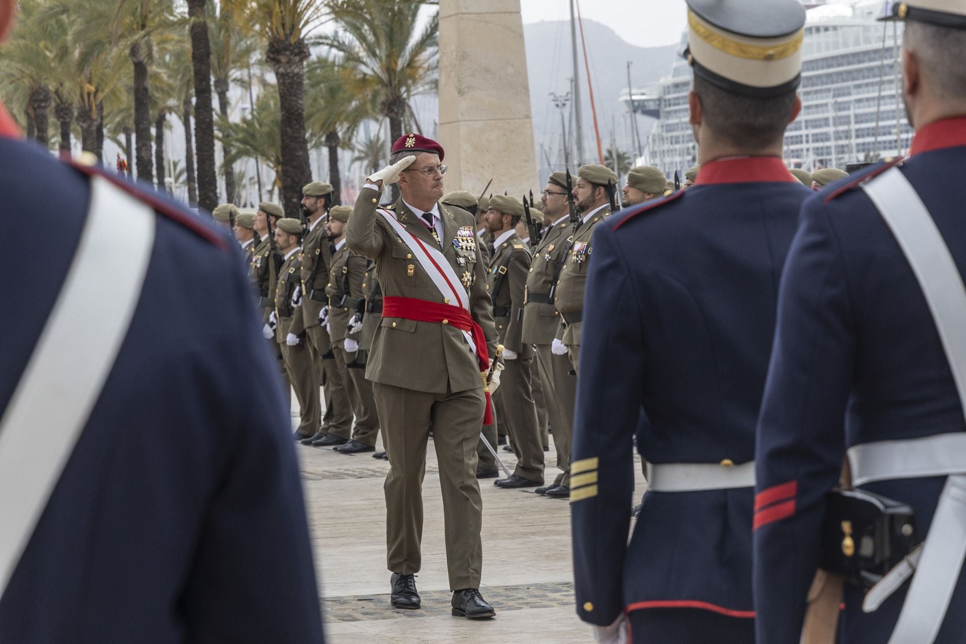 El acto del Regimiento de Artillería Antiaérea, celebrado por el Dos de Mayo en Cartagena, en imágenes