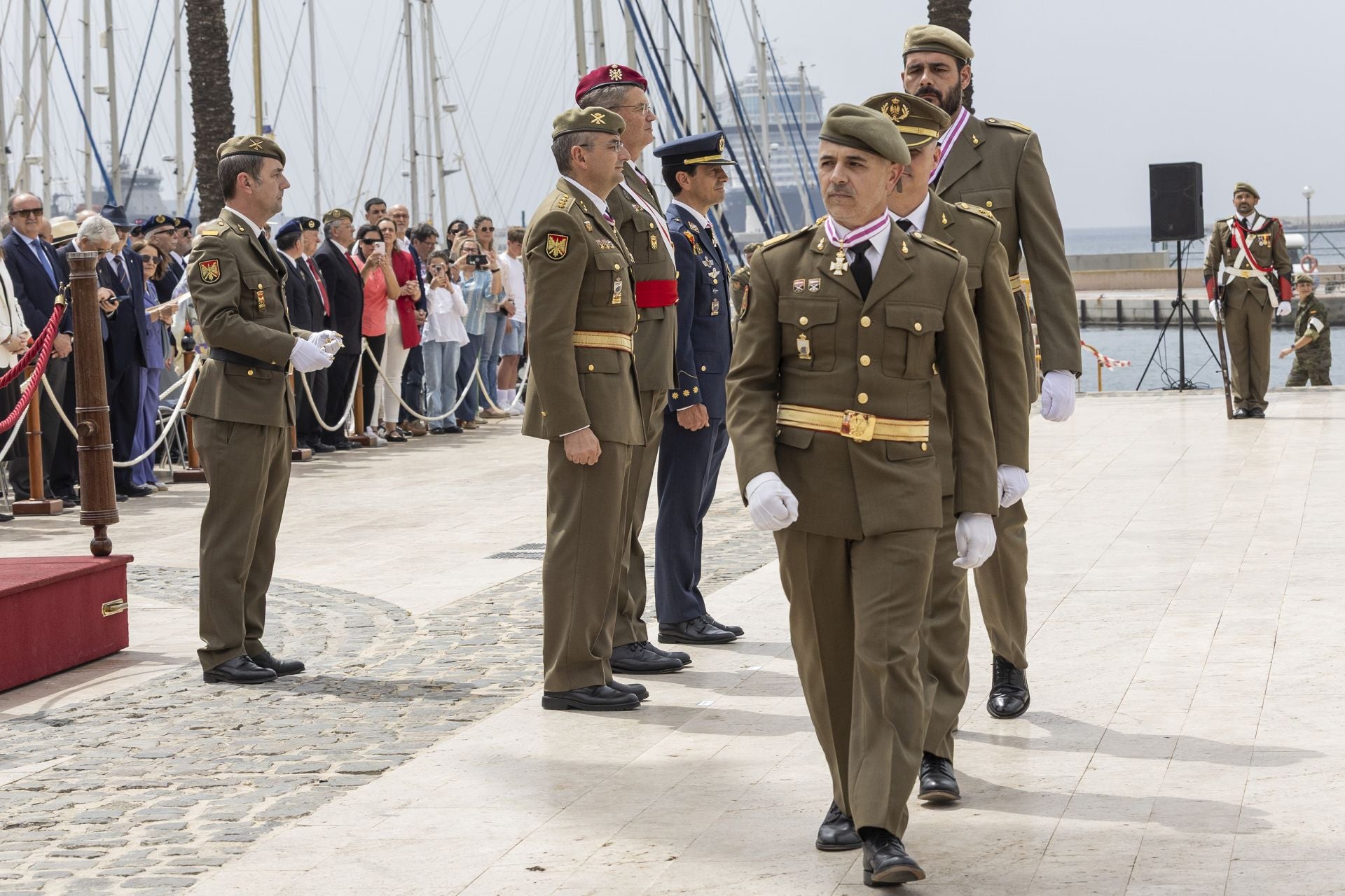 El acto del Regimiento de Artillería Antiaérea, celebrado por el Dos de Mayo en Cartagena, en imágenes