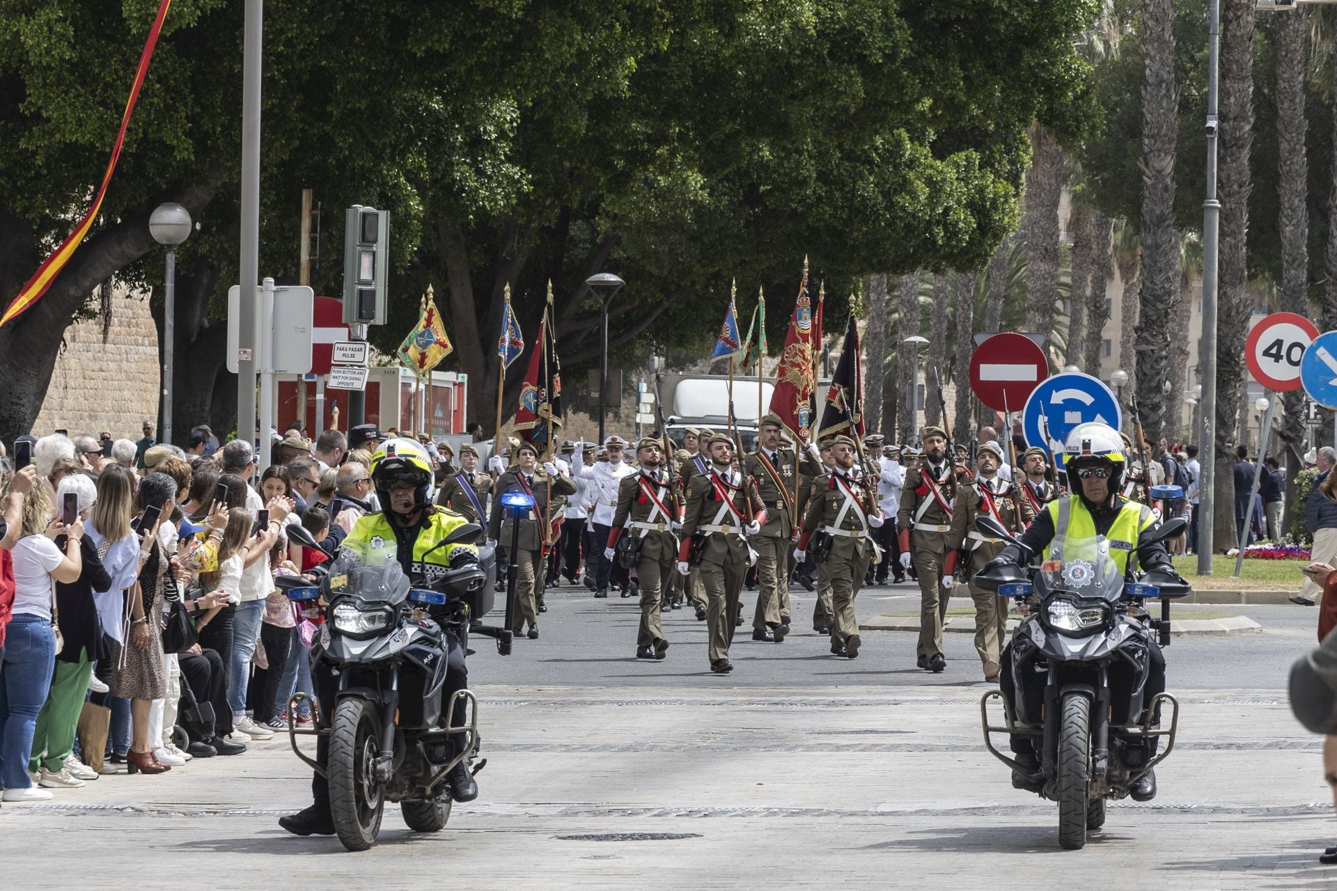 El acto del Regimiento de Artillería Antiaérea, celebrado por el Dos de Mayo en Cartagena, en imágenes