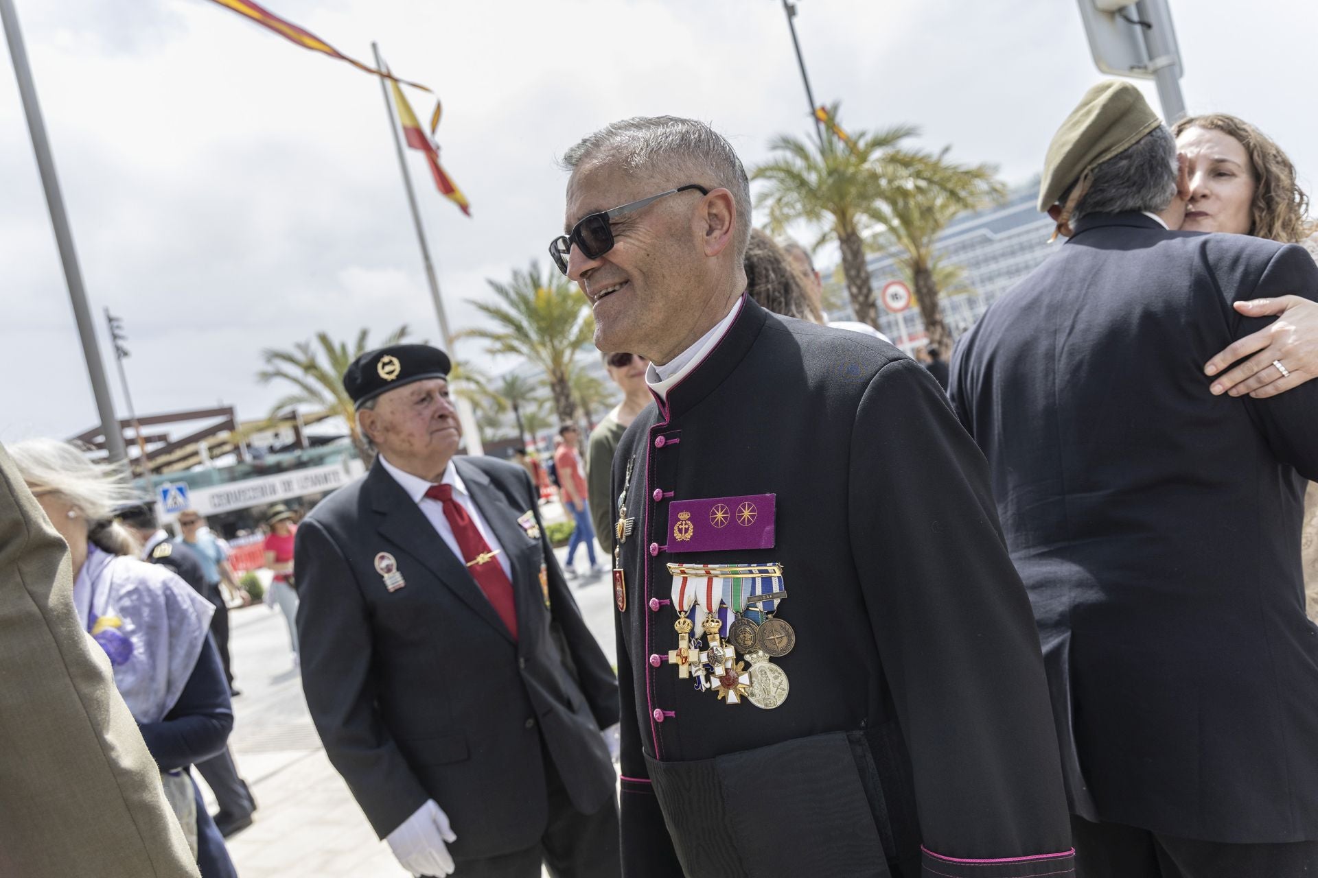 El acto del Regimiento de Artillería Antiaérea, celebrado por el Dos de Mayo en Cartagena, en imágenes