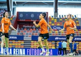 Andrea Marín, Marta Peñalver y Consuelo Campoy, del STV Roldán, en el entrenamiento de ayer.