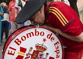 Final feliz en 2017. Manolo el del Bombo besa su bombo, recuperado en Madrid tras el robo en la Nueva Condomina de Murcia.