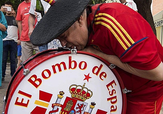 Final feliz en 2017. Manolo el del Bombo besa su bombo, recuperado en Madrid tras el robo en la Nueva Condomina de Murcia.