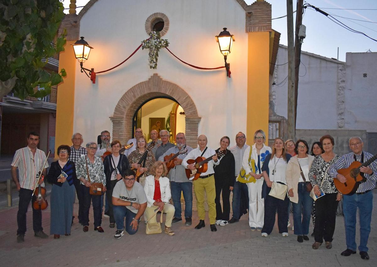 Imagen secundaria 1 - La campana de auroros &#039;Virgen del Rosario&#039; de Las Torres canta los Mayos para iniciar las fiestas del barrio de La Cruz