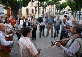 La campana de auroros 'Virgen del Rosario' de Las Torres canta los Mayos para iniciar las fiestas del barrio de La Cruz