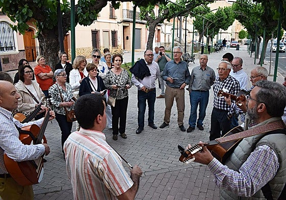 La campana de auroros 'Virgen del Rosario' de Las Torres canta los Mayos para iniciar las fiestas del barrio de La Cruz