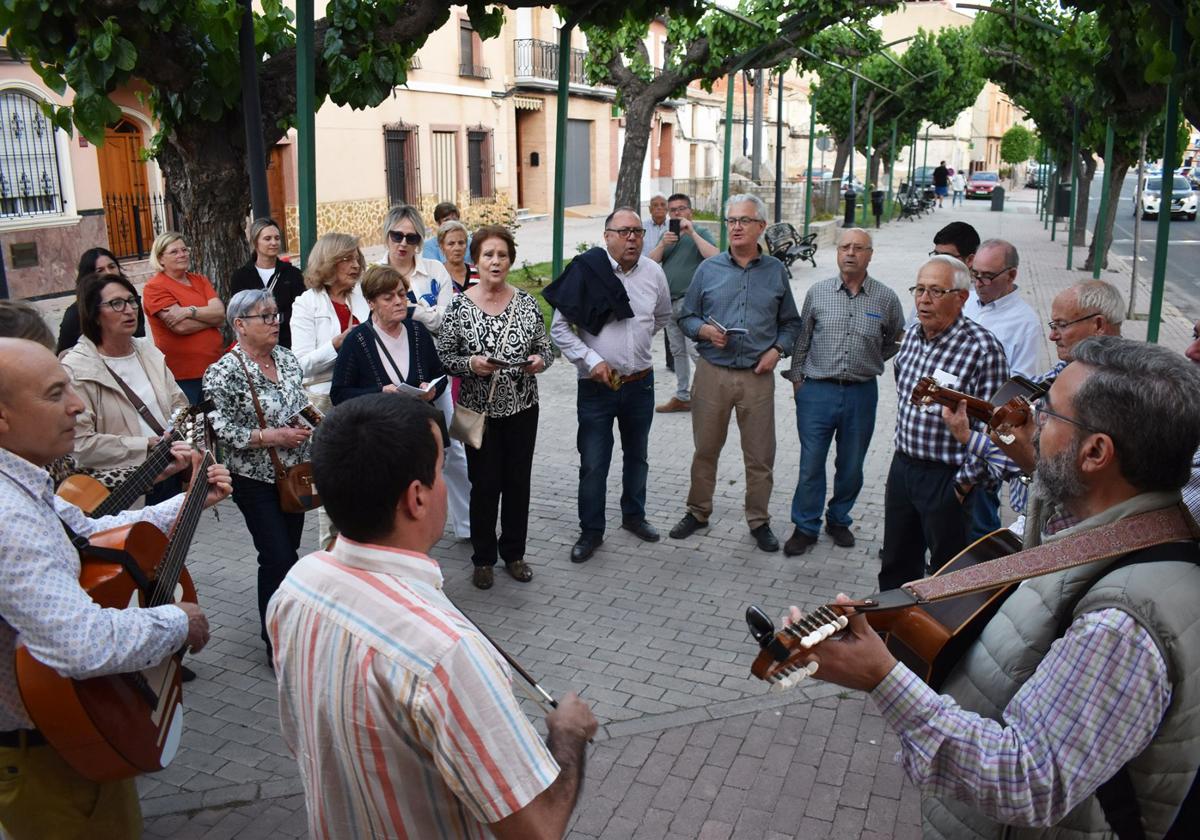 La campana de auroros 'Virgen del Rosario' de Las Torres canta los Mayos para iniciar las fiestas del barrio de La Cruz