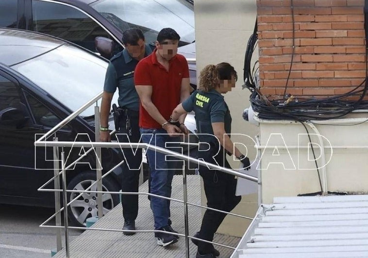 Dos agentes llevan ante el juez al acusado de matar a su suegra en Sangonera.