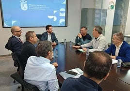 El secretario general de la Consejería de Fomento, durante una reunión con representantes del sector del Taxi de Murcia y Cartagena.