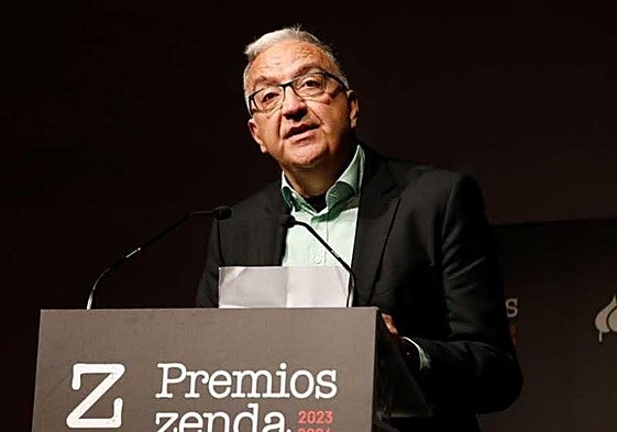 El escritor Xavier Pla ha ganado el Premio Zenda de Ensayo 2023-2024 por su libro 'Un corazón furtivo', publicado en Destino.