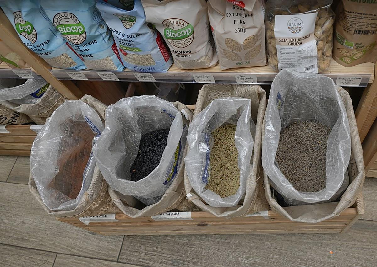 Imagen secundaria 1 - Una tienda de barrio que vende a granel en Murcia