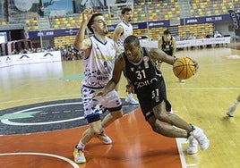 El pívot Ugochukwu, voluntarioso en defensa.