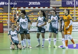 Decepción de las jugadoras del STV Roldán tras ser eliminadas.