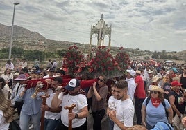 Miles de personas durante el traslado en romería hasta la ermita de Mahoya, en la mañana de este sábado.