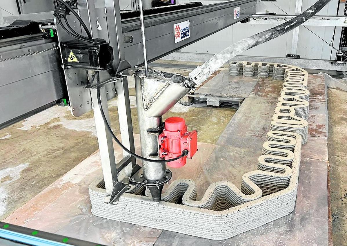 Imagen secundaria 1 - 1. Una de las máquinas que utiliza el grupo Talasur en su planta de Balsicas. | 2. La impresora 3D de Cementos La Cruz realiza una pieza a medida en las instalaciones de Abanilla. | 3. Una de las fachadas industrializadas de hormigón, con piezas curvas, hechas en fábrica por el grupo Etosa.