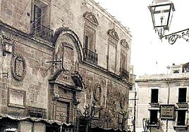 Uno de los enormes faroles que iluminaban la ciudad de Murcia. Estaba ubicado en la plaza de Santa Catalina, enfrente del edificio del Contraste del que dio cuenta la piqueta municipal.