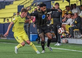 Jürgen Locadia, máximo goleador del Intercity, protege el balón ante Hugo Pérez, del Villarreal B, ante la mirada de José Vicente Lledó, cuarto entrenador de la temporada.