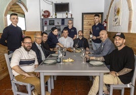 Adrián Ros (de pie), Domingo López, José Antonio de Heras, Juan Antonio García, Raquel Lorente, Ernesto Terry, Manuel Ros (de pie), Rafael Belda, José Manuel Ros (de pie), Javier Salinas y Taao.
