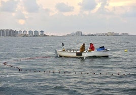 Pescadores en el Mar Menor en una imagen de archivo.