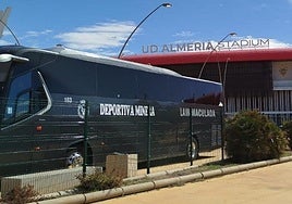 El autobús de la Deportiva minera, en una imagen de archivo, en el estadio del Almería.