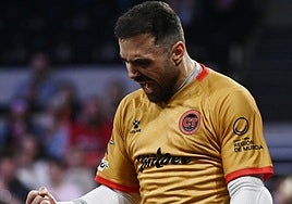 Chemi, que detuvo dos penaltis en la tanda, celebra el tercer puesto del Jimbee Cartagena en Le Mans este domingo