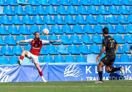El Real Murcia sufre para seguir soñando con el ascenso directo