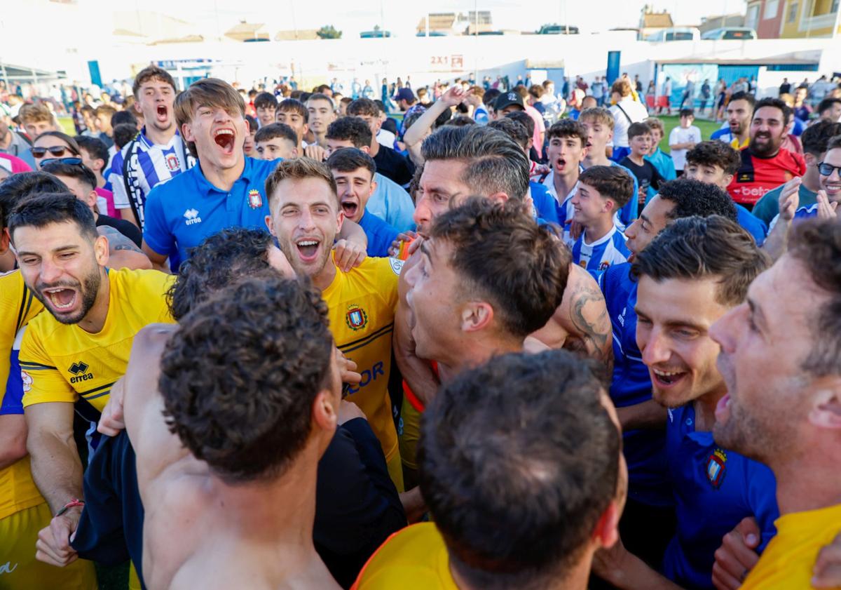 Imagen principal - El Lorca Deportiva no falla en Puerto de Mazarrón y asciende a 2º RFEF