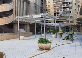 Los bomberos, este domingo, en el lugar del incendio.