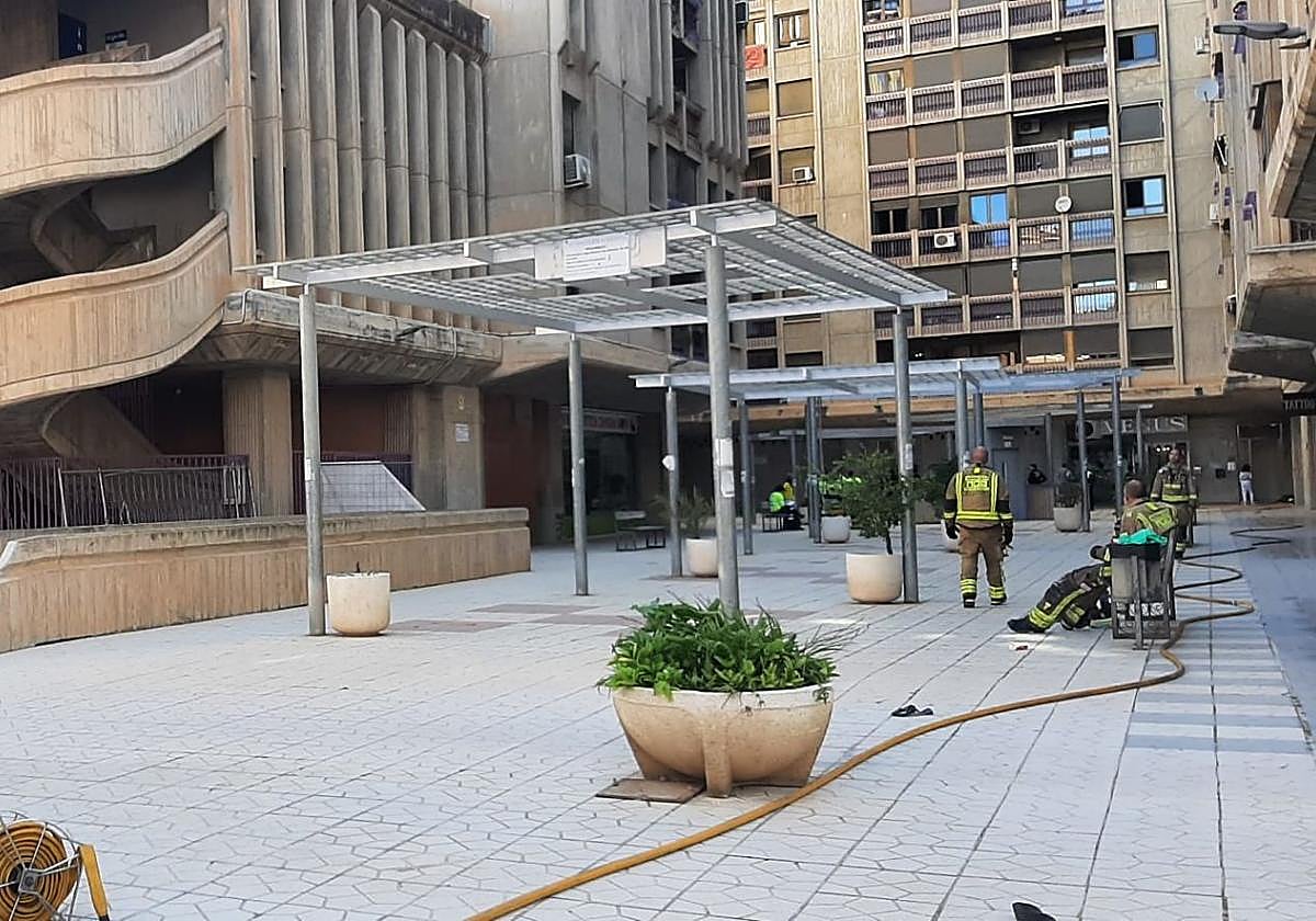 Los bomberos, este domingo, en el lugar del incendio.