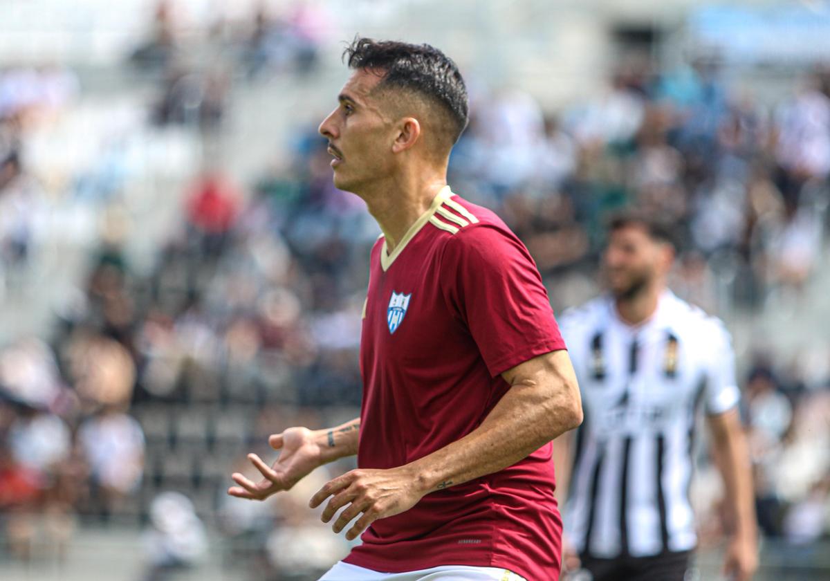 El centrocampista de La Unión Armando Lozano, este domingo, en el partido contra el Linense.