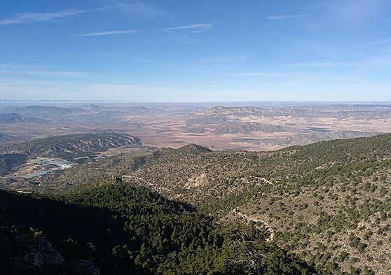 Panorámica de la Sierra del Carche, en Jumilla, desde el pico de la Madama.