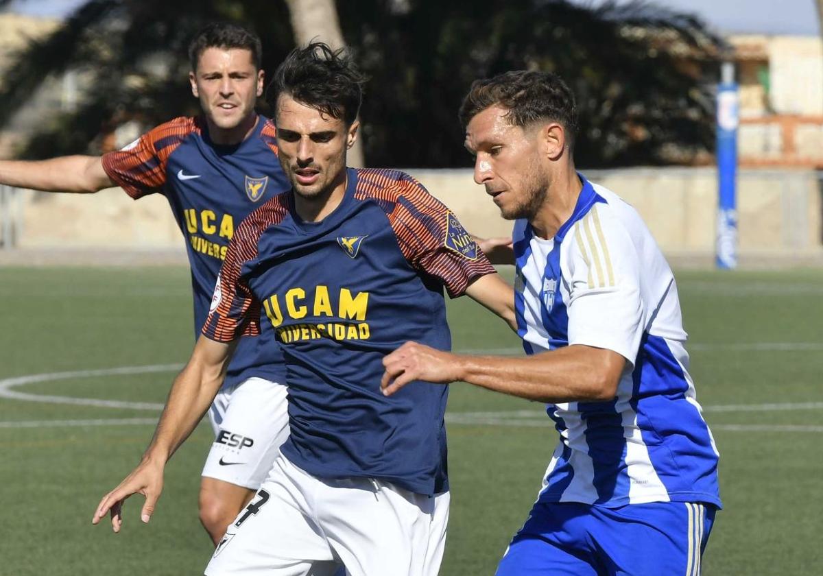 Una imagen del duelo liguero entre La Unión y el UCAM Murcia.