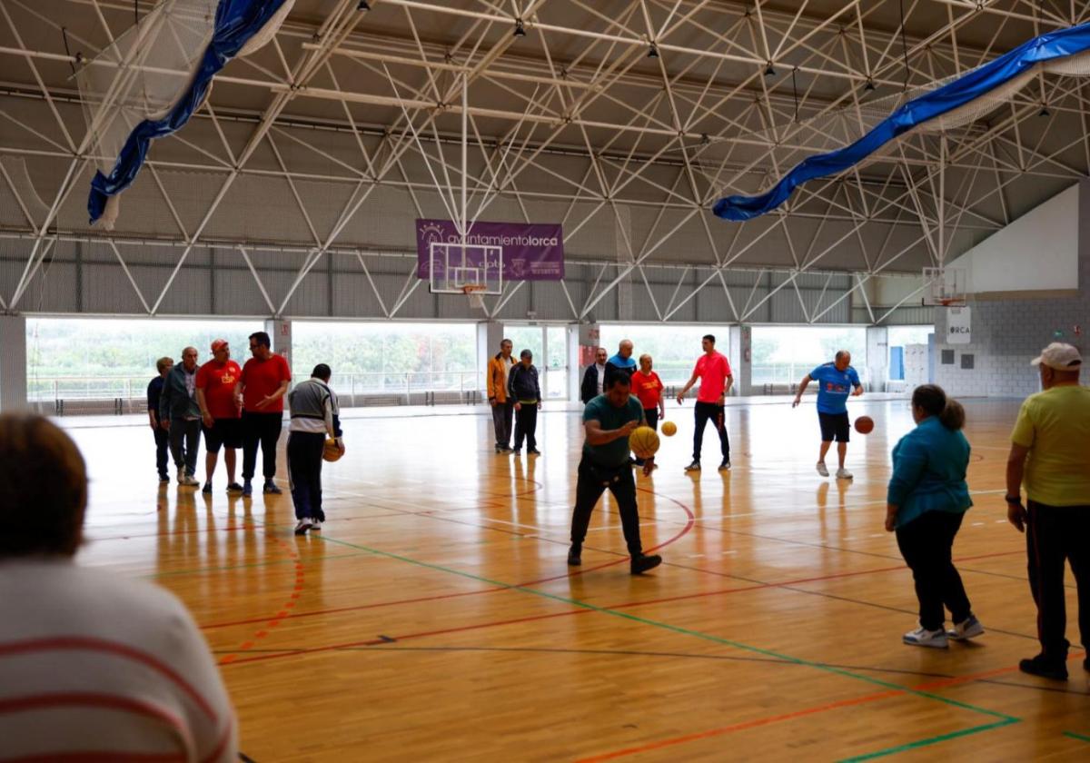 Usuarios de Asofem, en una sesión de entrenamiento funcional en el complejo deportivo Felipe VI.