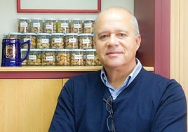 El investigador Federico Dicenta, delante de tarros con distintas variedades de almendra.