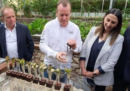 La consejera Sara Rubira, este lunes, junto al chef Pablo González Conejero en el Living Lab del restaurante La Cabaña.