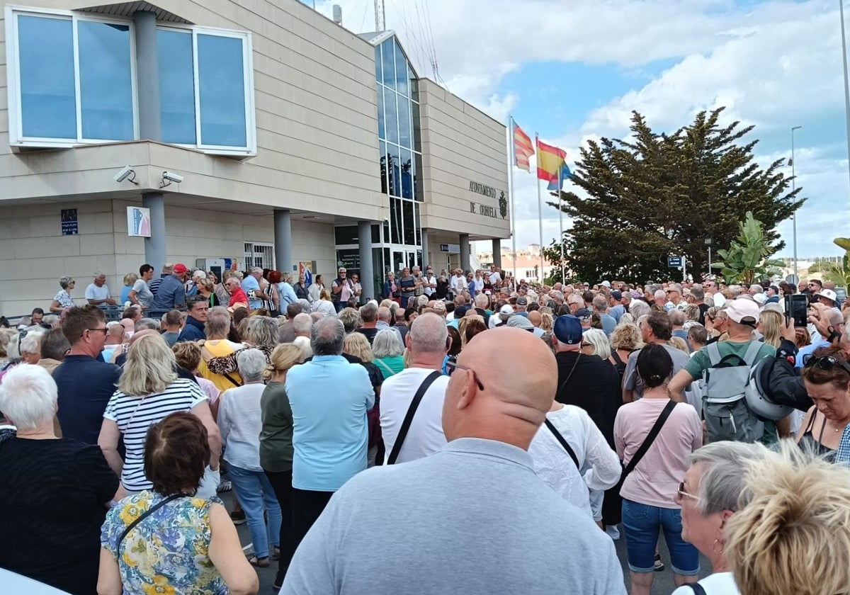 Unas 300 personas se concentran ante el Ayuntamiento de Orihuela en la costa para exigir mejoras en los servicios