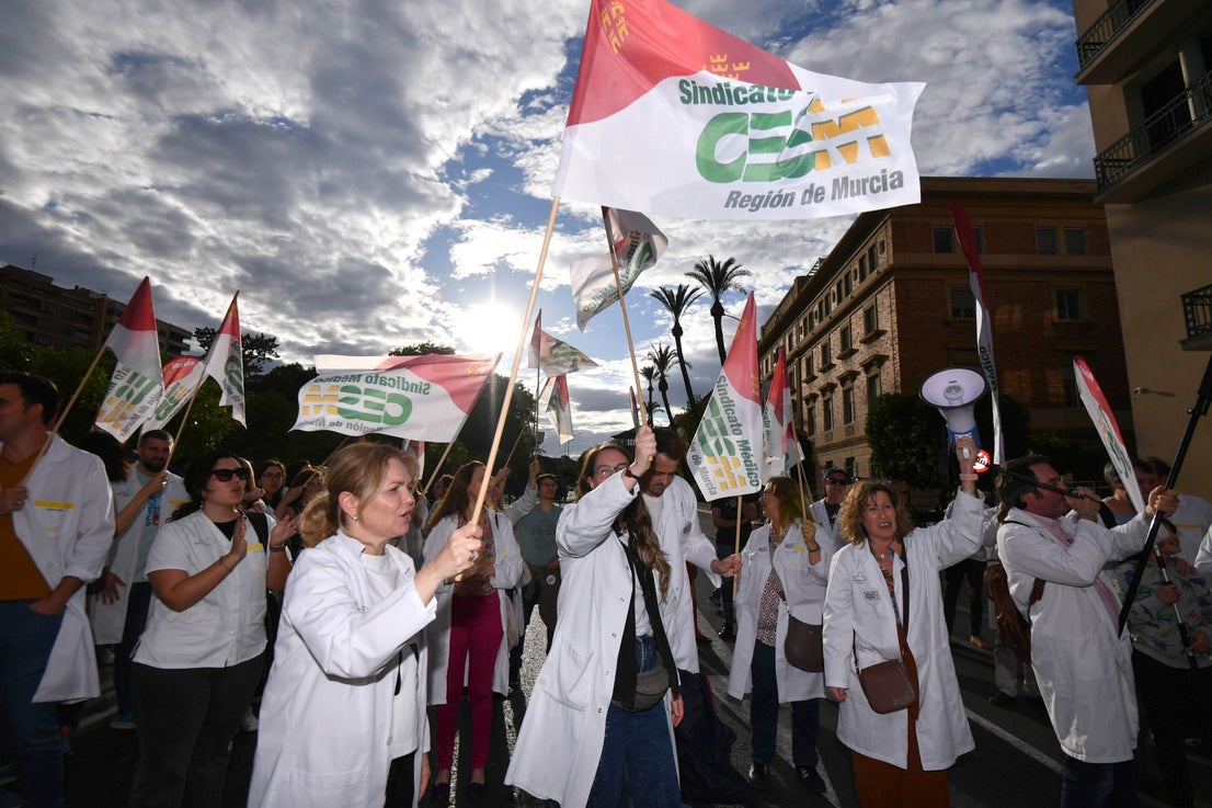 La protesta de los médicos en Murcia, en imágenes