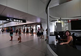 Turistas en el aeropuerto de Corvera, en una imagen de archivo.