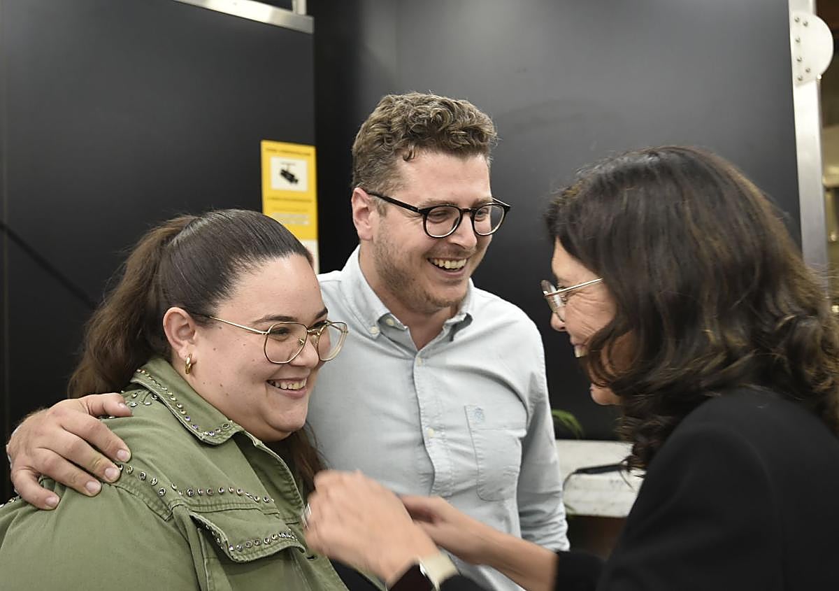 Imagen secundaria 1 - Arturo García Agüera recibe felicitacines tras su elección.