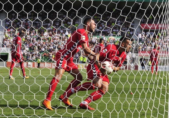 Elady y Santi Jara recogen el balón de la red tras un gol grana en el choque del 'playoff' que el Murcia jugó frente al Elche en el Martínez Valero el 26 de mayo de 2018.